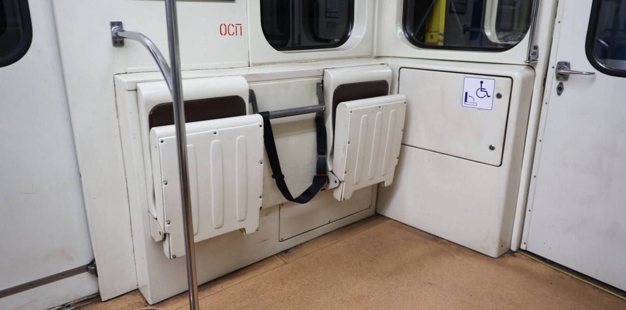 В метро Санкт-Петербурга представили вагон для инвалидов 