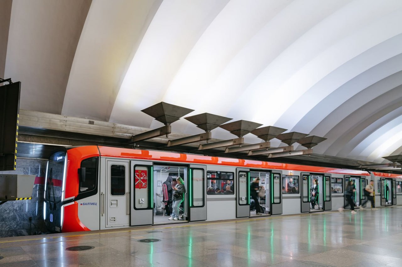 На красной линии метро Петербурга полностью обновят подвижной состав
