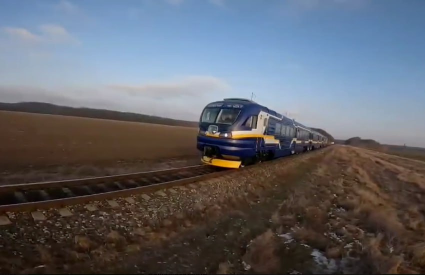 Укрзализныця капитально отремонтировала дизель-поезд ДЭЛ-02