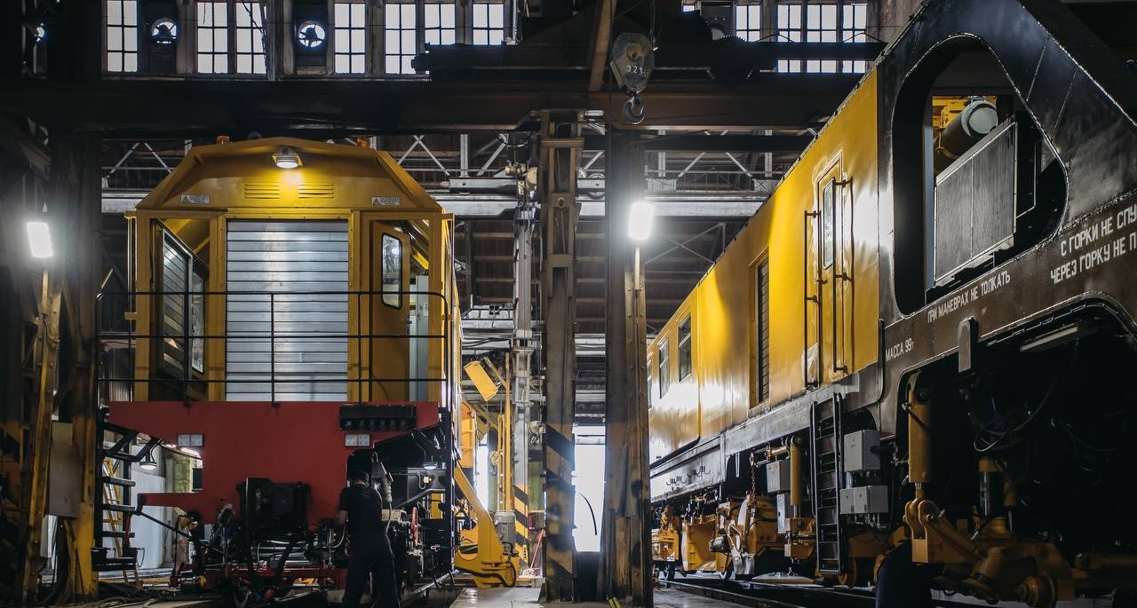 Группа ПТК в 2025 году поставила РЖД в два раза меньше путевой техники, чем в 2024