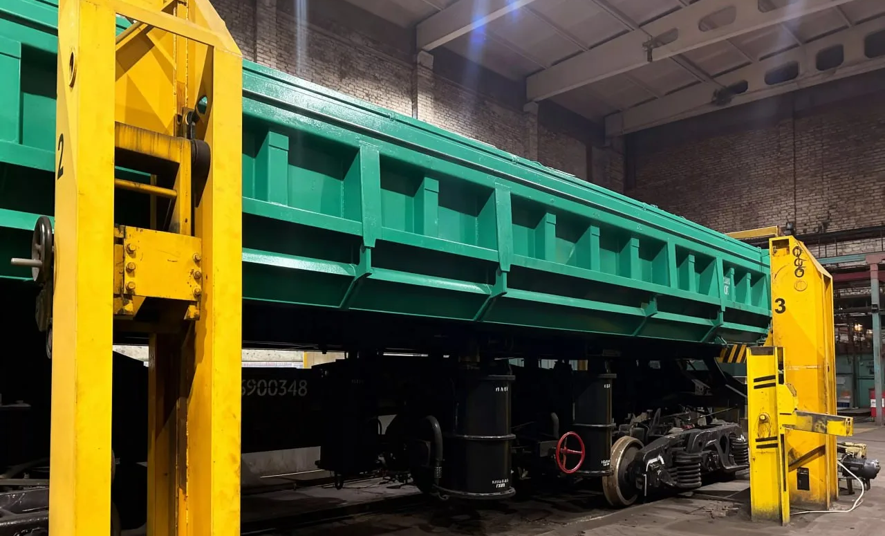 «ОМК Стальной путь» первой в России начала ремонт шестиосных думпкаров