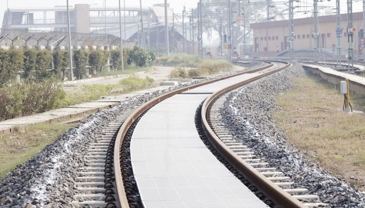 Индийская NCRTC разместила на путях солнечные панели